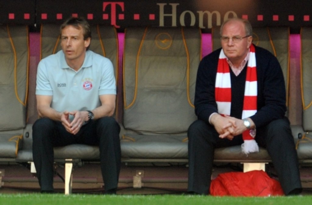 Ex-Bayern-Trainer Jürgen Klinsmann (links) zusammen mit Uli Hoeneß (rechts) beim ersten Bundesligaspiel der Saison 2009.