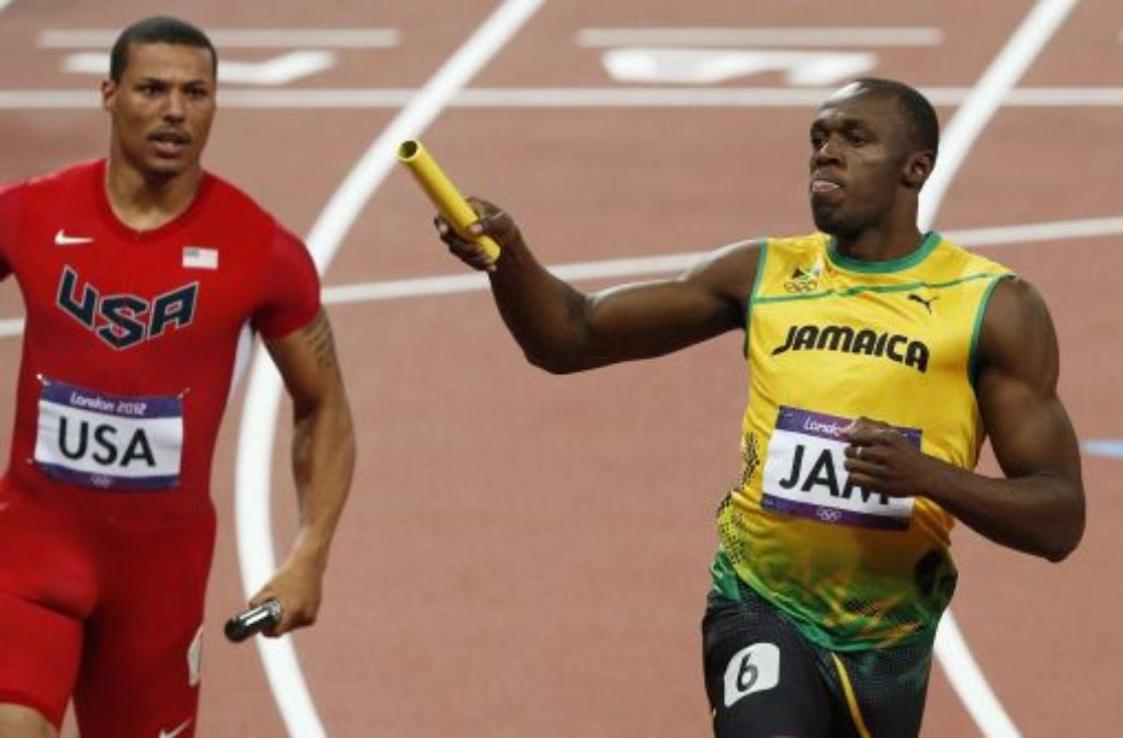 Usain Bolt ist der Größte! Mit seinem drittenGoldlauf bei den Olympischen Spielen in London hat sich der Jahrhundert-Sprinter aus Jamaika einen festen Platz in denGeschichtsbüchern der Leichtathletik reserviert. Als Schlussmann der 4 x 100-Meter-Staffel stürmte der 25-Jährige am Samstagabend in fantastischen 36,84 Sekunden ins Ziel - der eigene Weltrekord wargleich um zwei Zehntelsekunden verbessert. Den Staffelstab wollte er nicht mehr hergeben und bekommt ihn - nach etwas hin und her schließlich auch offiziell geschenkt.