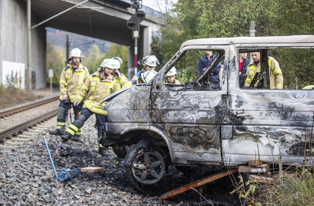 Der VW brannte völlig aus, die Feuerwehr rückte mit 32 Einsatzkräften an.