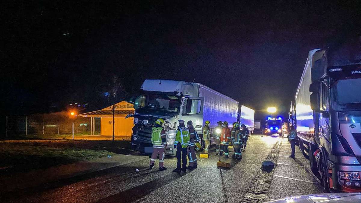 A8 bei Rutesheim: Lkw-Fahrer wird auf Autobahn-Parkplatz tödlich verletzt
