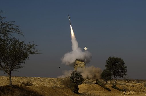 Eine israelische Einheit beschießt Ziele im Gazastreifen. Foto: dpa