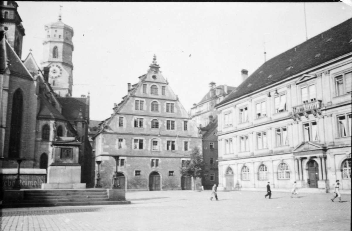Der Schillerplatz von der Alten Kanzlei aus gesehen, links im Bild der Sockel des Denkmals.