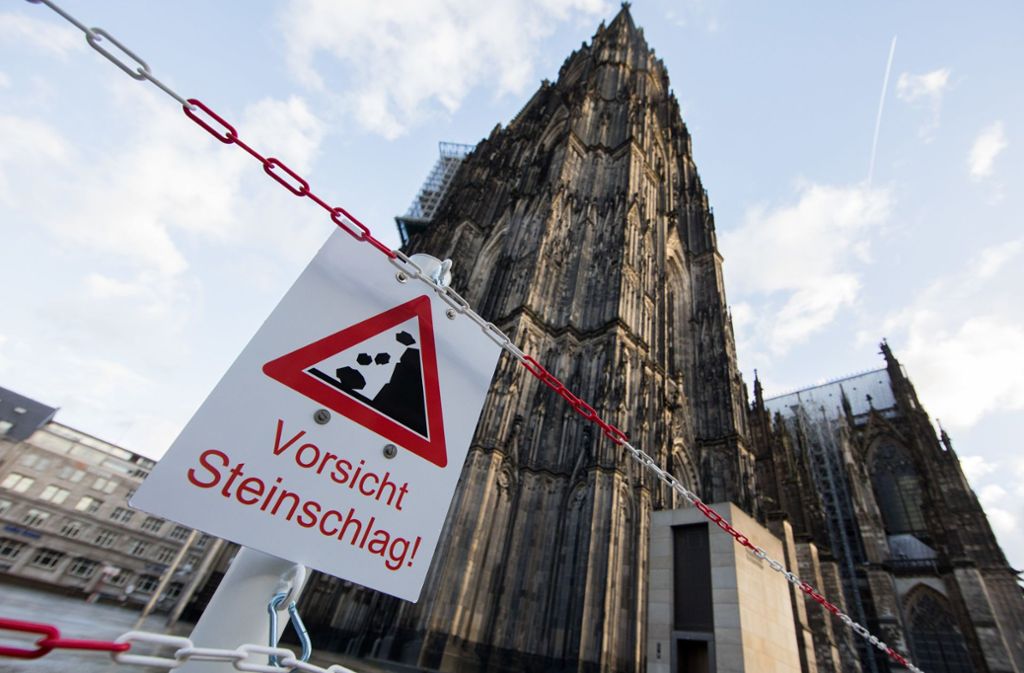 Der Kölner Dom ist abgesperrt wegen möglichen Steinschlags.