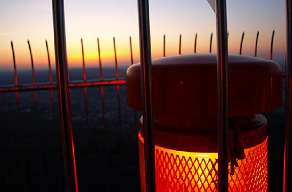 Der Fernsehturm sendet sein Licht ins Dunkel - Leserfotograf burgholzkaefer hat dieses Foto geschossen.