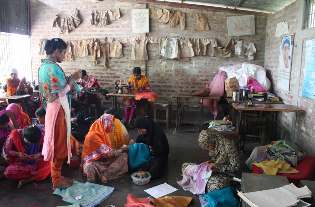 Das Projekt nutzt die vorhandenen Ressourcen – die traditionelle Textilkunst Bangladeschs – und verbessert die Lebensumstände der Dorf-Frauen.