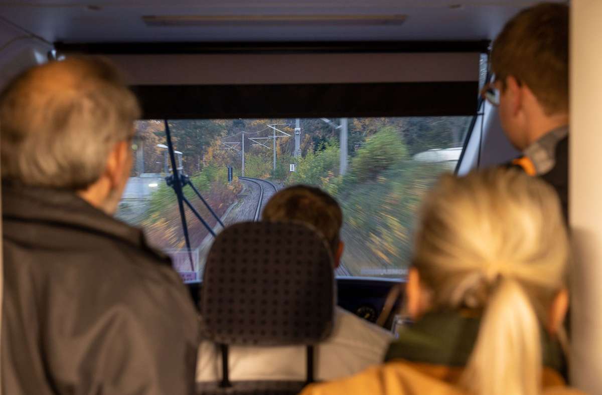 Ein Lokführer eines Talent-Zuges fährt die Schönbuchbahn-Strecke ab. Ein Lotse, der die Strecke gut kennt, hilft ihm dabei.
