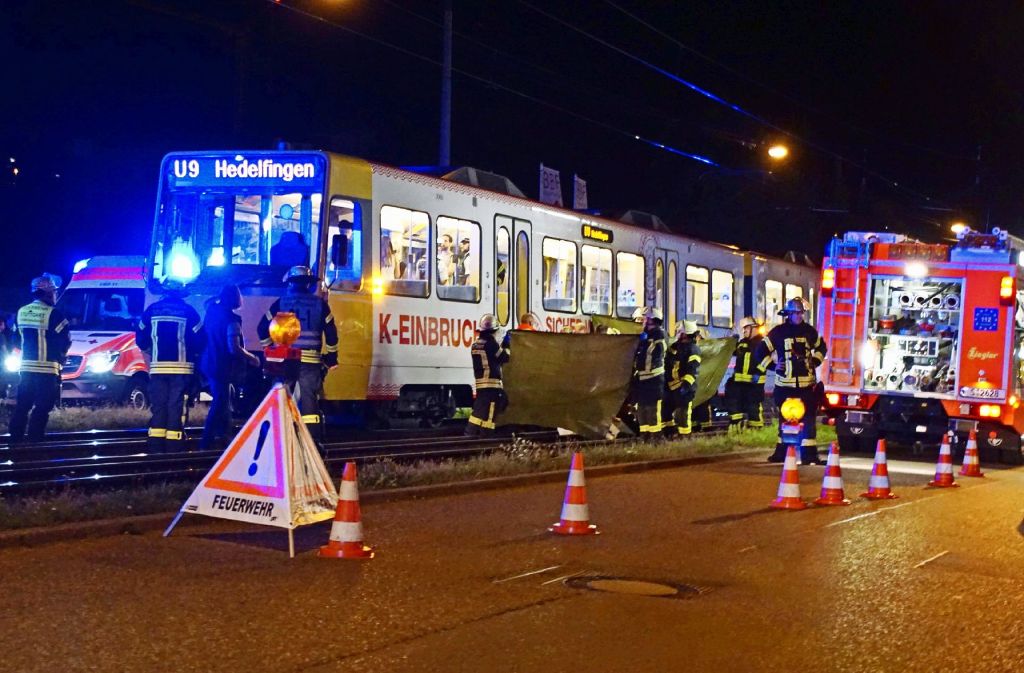 Ein Passant geriet in der Ulmer Straße in Stuttgart-Wangen unter eine Stadtbahn.