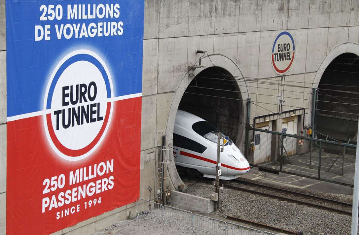 Der längste Unterwassertunnel: Von den 50 Kilometern des 1994 eröffneten Eurotunnels verlaufen 37 Kilometer komplett unter dem Ärmelkanal zwischen Frankreich und Großbritannien. Am tiefsten Punkt verlaufen die Eisenbahnröhren 75 Meter unter dem Meeresboden.