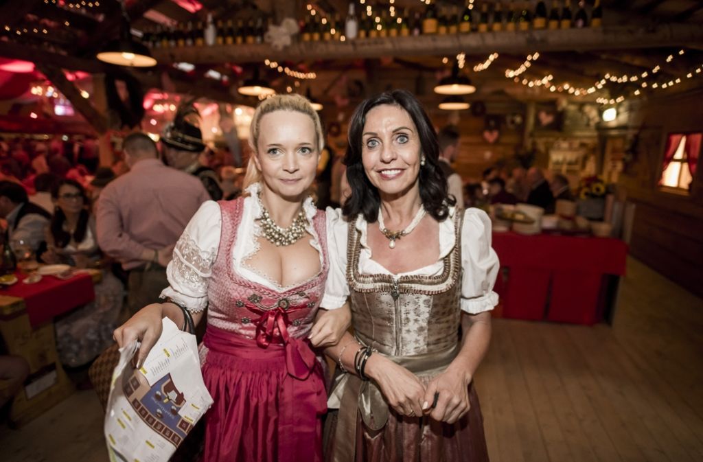 Veranstalterin Sandra Vogelmann (links) mit Gastgeberin Sonja Merz.