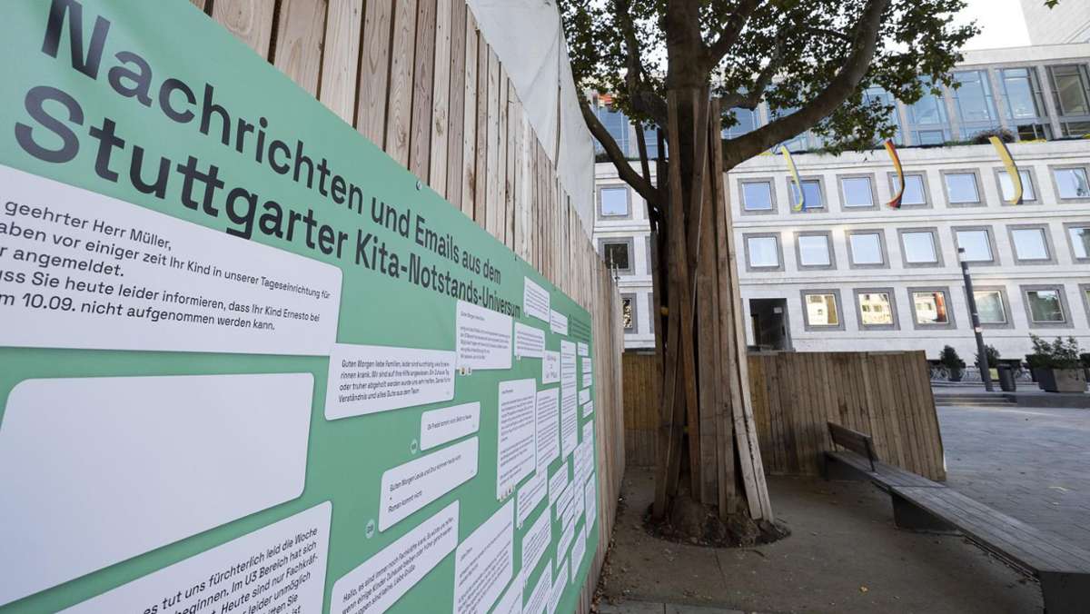 Plakataktion auf dem Stuttgarter Marktplatz: Botschaften von der „Kitastrophe“