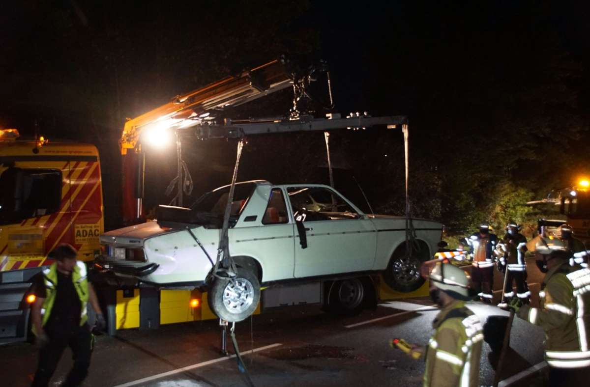 Der Fahrer des Opel Kadett hatte noch versucht, einen Zusammenstoß mit einem entgegenkommenden VW Passat zu vermeiden, indem er auf den Grundstreifen auswich.