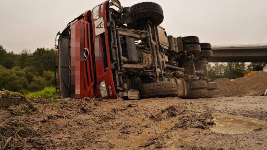 Fasanenhof in Stuttgart-Möhringen: Lkw-Fahrer schwebt nach Unfall in Lebensgefahr
