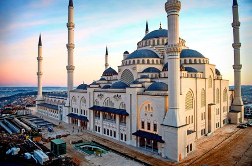 Fassungsvermögen wie ein Fußballstadion – die neue Moschee bietet Platz für mehr als 60 000 Gläubige. Foto:  
