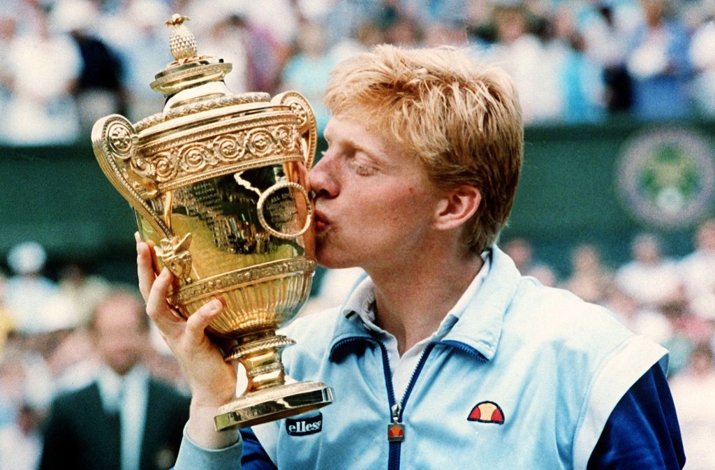 Selbst in dem legendären 80er-Jahre-Hit „Geil“ des britischen Pop-Duos Bruce & Bongo kommt eine Liedzeile über Boris Becker vor („Boris ist geil“). Hier ein Foto nach seinem zweiten Wimbledon-Sieg 1986.