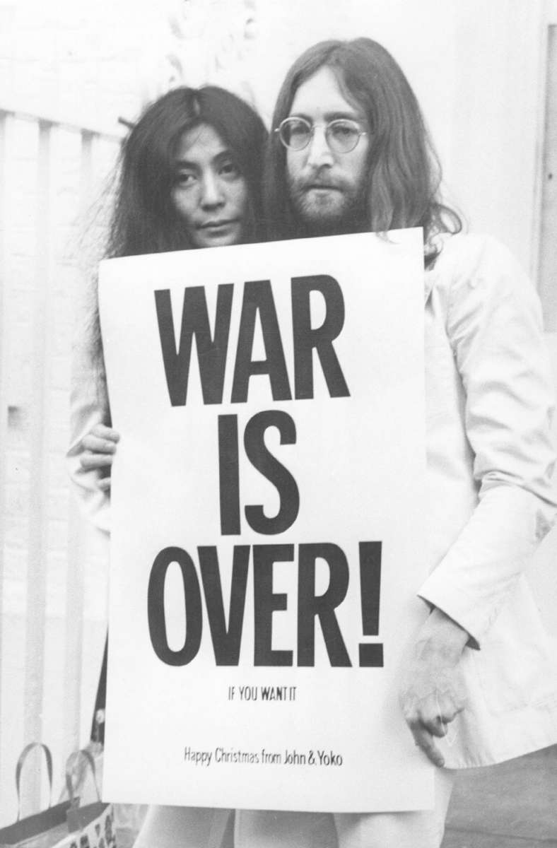Vom Rockstar zum Friedensaktivisten: Lennon und seine Frau Yoko Ono protestieren 1969 in London gegen den Vietnamkrieg