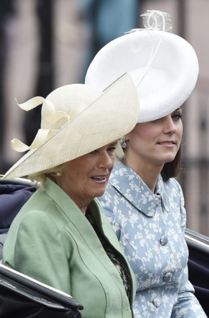 Gut behütet: Herzogin Kate und Camilla.