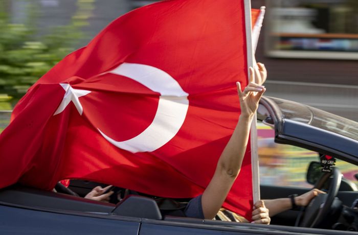 Stuttgart: Erdogan-Anhänger fahren mit Autokorsos durch die Innenstadt