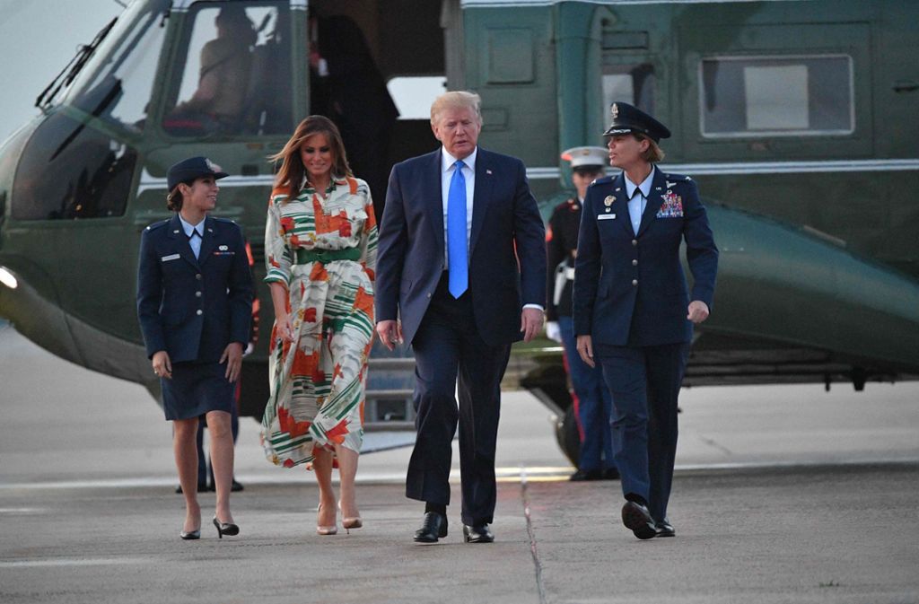 Trump und seine Ehefrau Melania waren am Sonntag zu ihrer Reise nach Großbritannien aufgebrochen.