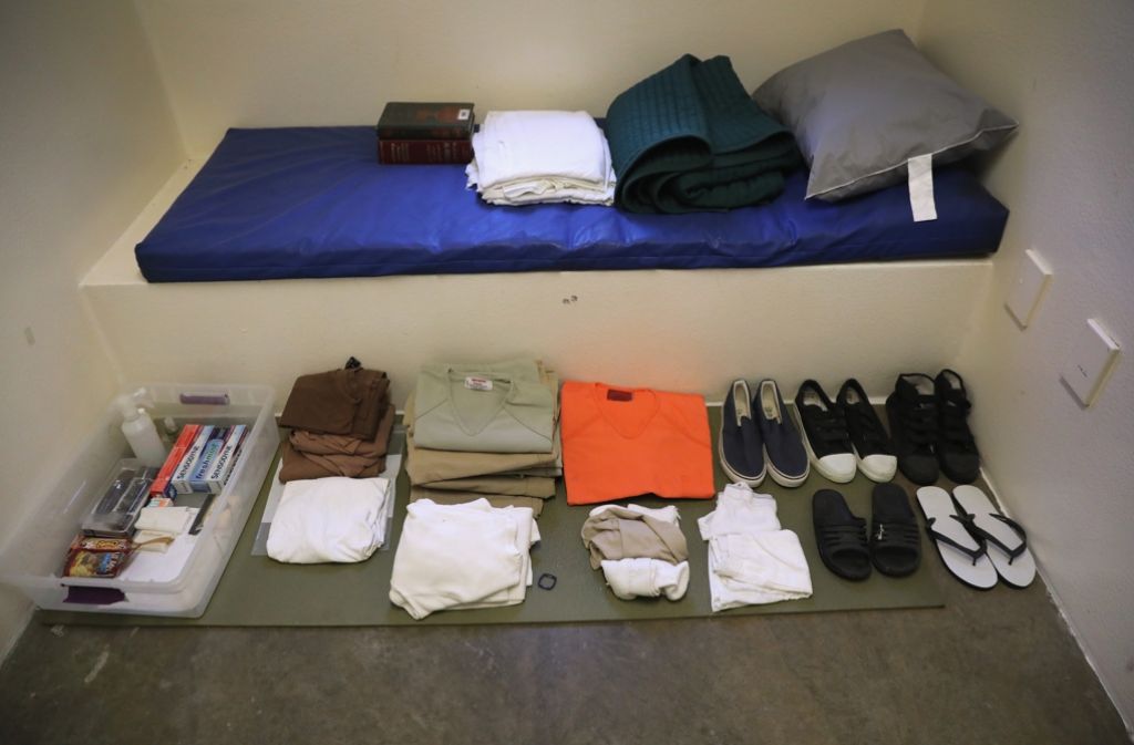 Erlaubte Gegenstände für Häftlinge: Kleidung, ein paar private Habseligkeiten und Schuhe sind alles, was die Insassen besitzen dürfen.