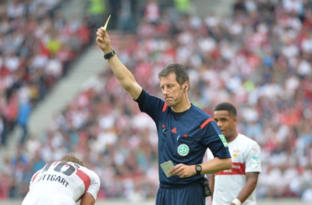 Schiedsrichter Wolfgang Stark zeigt Timo Baumgartl die Gelbe Karte.