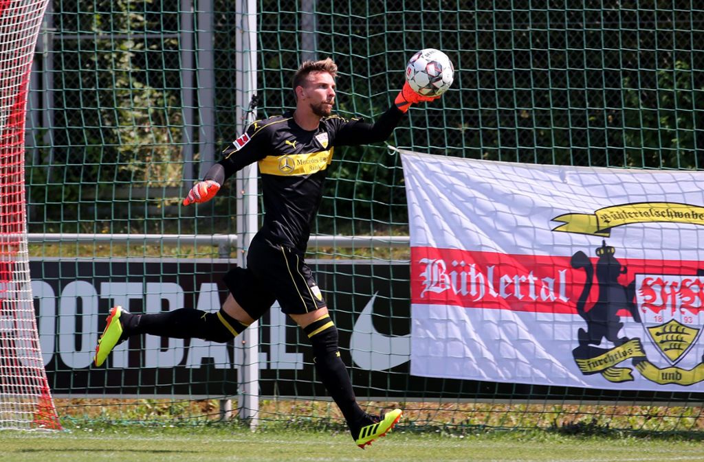VfB-Torhüter Ron-Robert Zieler hält das Unentschieden in der ersten Hälfte fest.