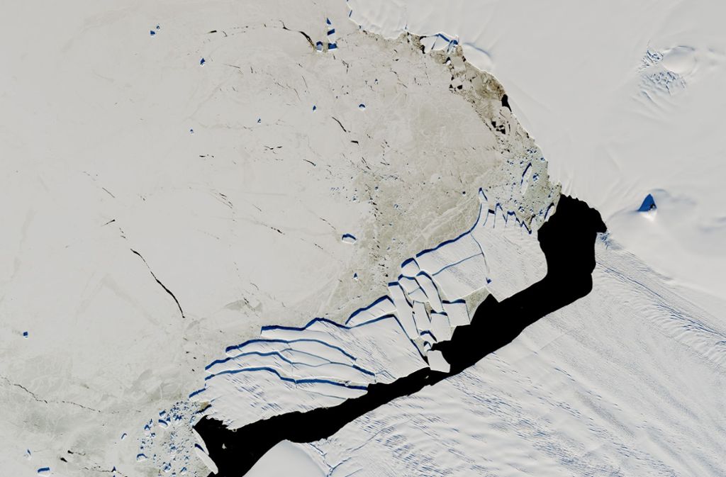 Ein paar Kilometer weiter im Gletscherinneren droht schon der nächste gigantische Abbruch eines Teils des Gletschers.