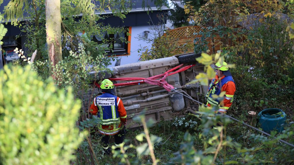 Auto in Wernau auf Abwegen: 60-Meter-Irrfahrt endet im Garten