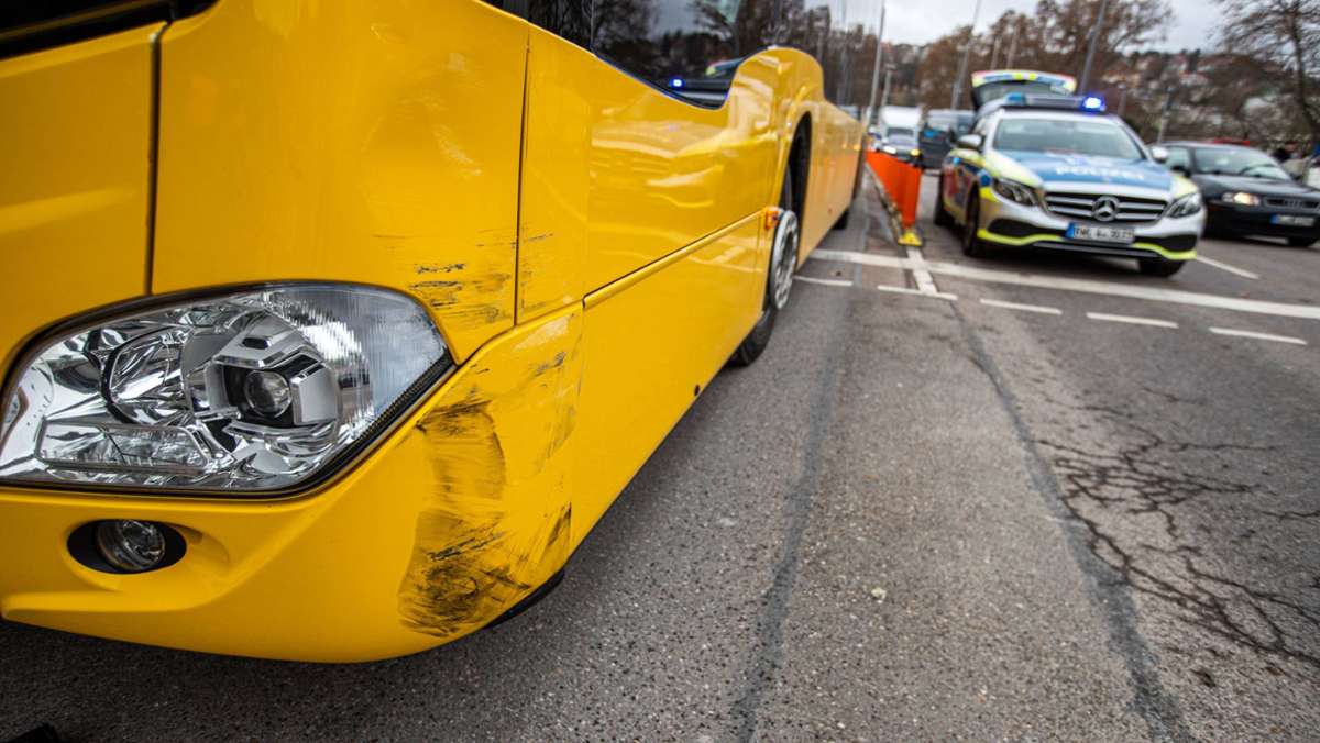  Ein 60-jähriger Autofahrer ist am Mittwochnachmittag am Arnulf-Klett-Platz unterwegs, als er wohl auf die dortige Busspur gerät und mit einem Linienbus kollidiert. In dem Bus stürzen zwei Frauen, die dabei verletzt werden. 