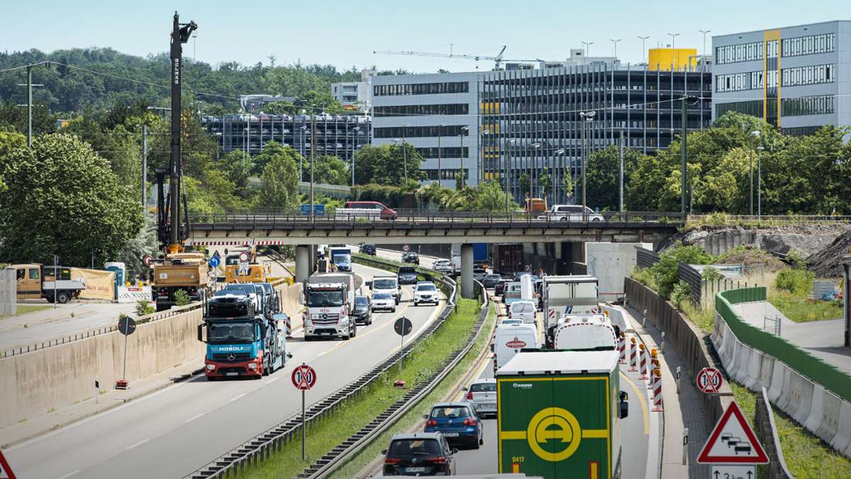  Weil die A 81 zwischen Sindelfingen-Ost und Böblingen-Hulb für 360 Millionen Euro bis 2026 sechsspurig wird, müssen zwölf Übergänge abgerissen und neu gebaut werden. Offizieller Baustart ist an diesem Freitag – für Pendler beginnt damit eine schwere Zeit. 