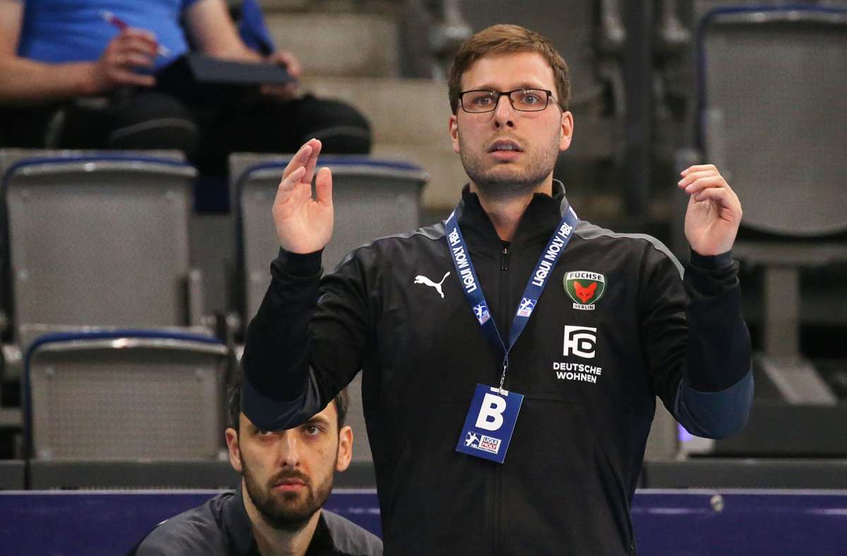 Der erst 27 Jahre alte Jaron Siewert geht bei den Füchsen Berlin in sein zweites Jahr als Cheftrainer des Bundesliga-Teams. Der gebürtige Berliner ist der jüngste Trainer der HBL-Geschichte.