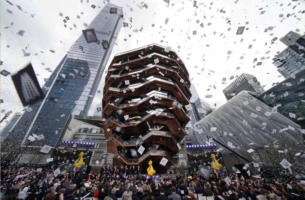 Während der Eröffnungsfeier des neuen Stadtviertels Hudson Yards am 15. März in New York wird Konfetti beim neuen Monument „The Vessel“ in die Luft geworfen.