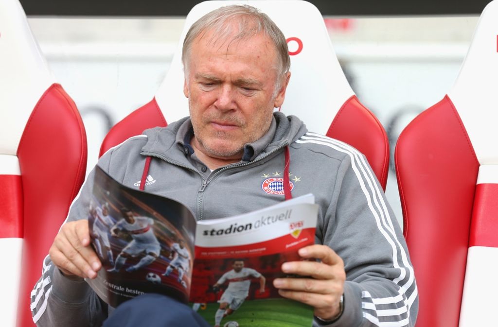 Der Münchner Co-Trainer Hermann Gerland führt sich die Stadionzeitschrift des VfB Stuttgart zu Gemüte.