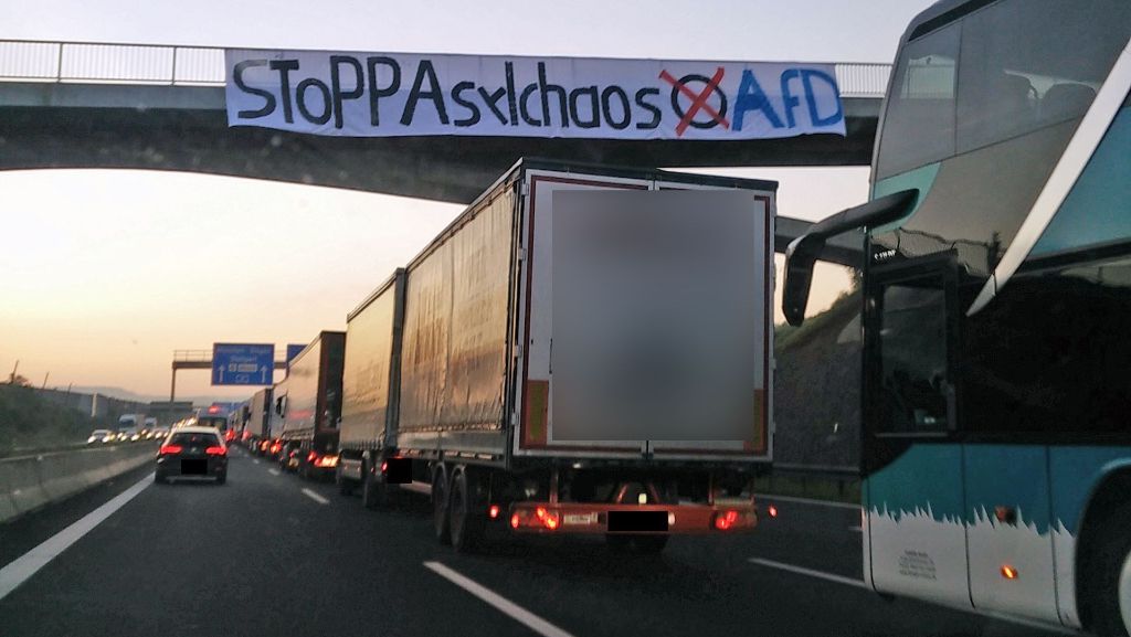 A8 bei Leonberg: AfD-Plakat über Autobahn aufgehängt