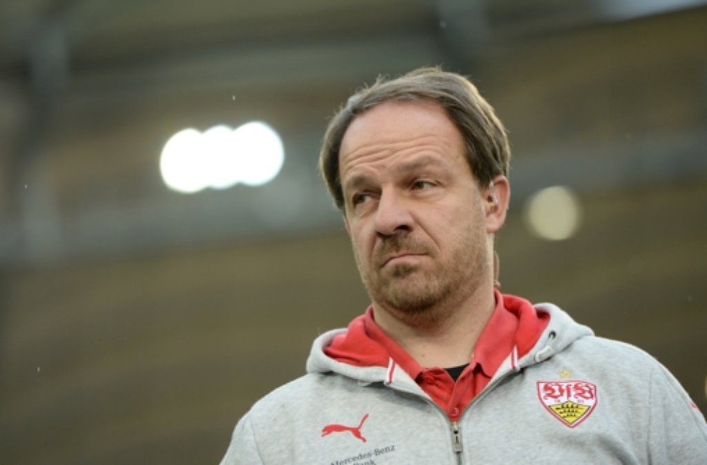 Der Cheftrainer des VfB Stuttgart, Alexander Zorniger, wurde nach der Niederlage am vergangenen Wochenende entlassen. Die Stuttgarter Fußballfans aber sind sich einig, dass das nicht die Lösung des Problems ist. Die Probleme scheinen tiefer zu gehen. Foto: dpa