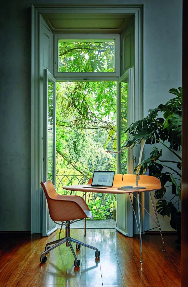 Elegantes Homeoffice: Philippe Starck entwarf für Kartell einen Heim-Arbeits-Platz aus Holz, natürlich aus nachhaltiger Forstwirtschaft.