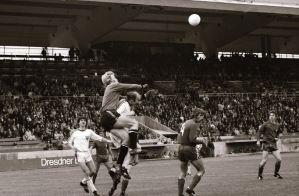 In der Saison 1974/1975 geht der Abstiegskampf schief. Die Mannschaft des VfB Stuttgart muss für zwei Jahre in die 2. Liga.