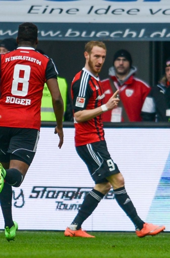 Moritz Hartmann (r.) von Ingolstadt jubelt neben Roger nach seinem Treffer zum 1:0 gegen Stuttgart.