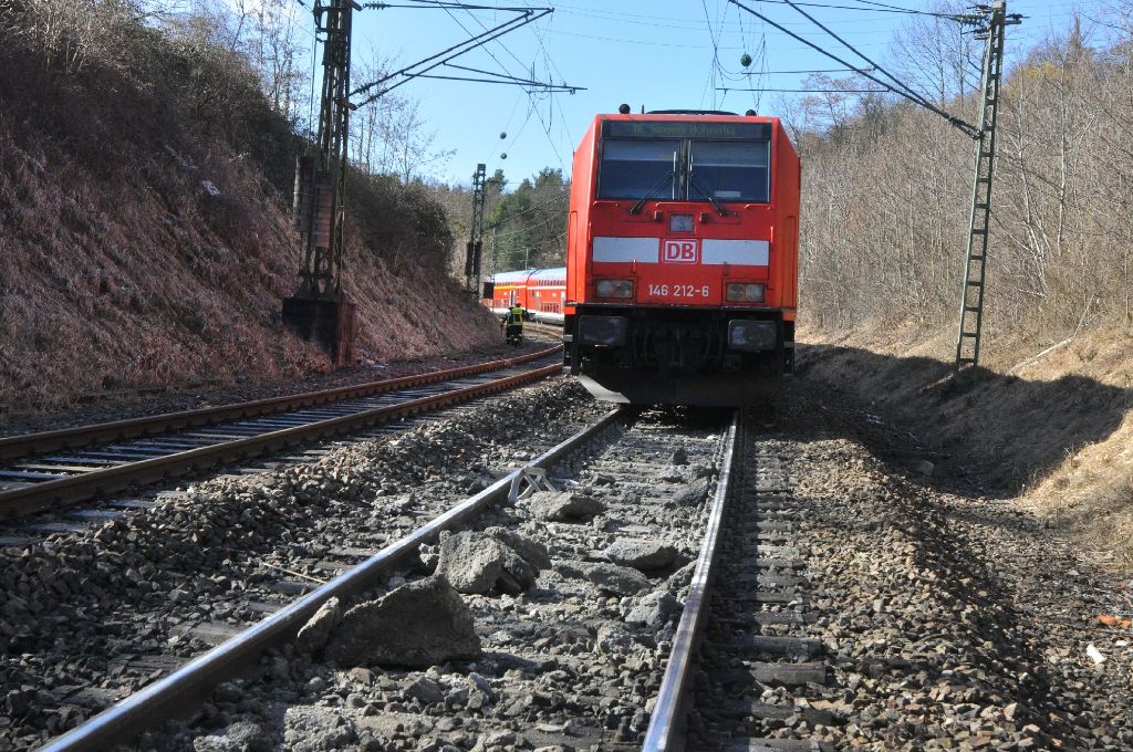 Beim Zusammenstoß mit dem Regionalexpress am Dienstag in Stuttgart-Vaihingen wurden der Betonklotz zertrümmert und die Gleise beschädigt. Foto: Andreas Rosar Fotoagentur-Stuttgart
