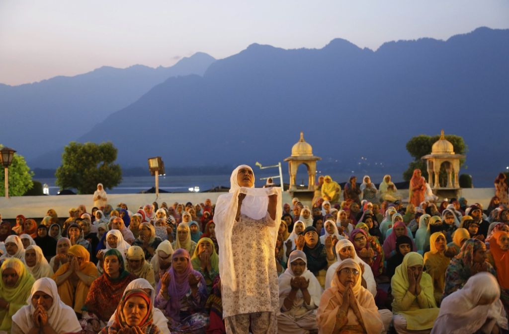 In Kaschmir beten gläubige Muslime beim Hazratbal-Schrein im indischen Teil der Himalaya-Region...