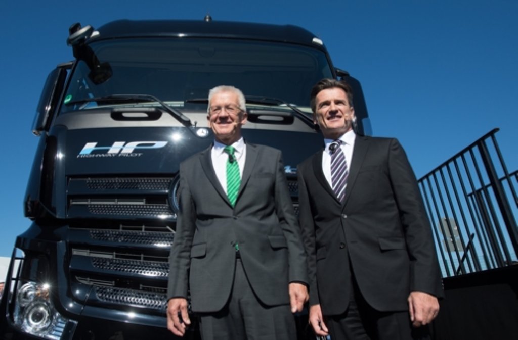 Der Südwest-Ministerpräsident Winfried Kretschmann (links) mit dem Daimler-Vorstand für Nutzfahrzeuge, Wolfgang Bernhard.