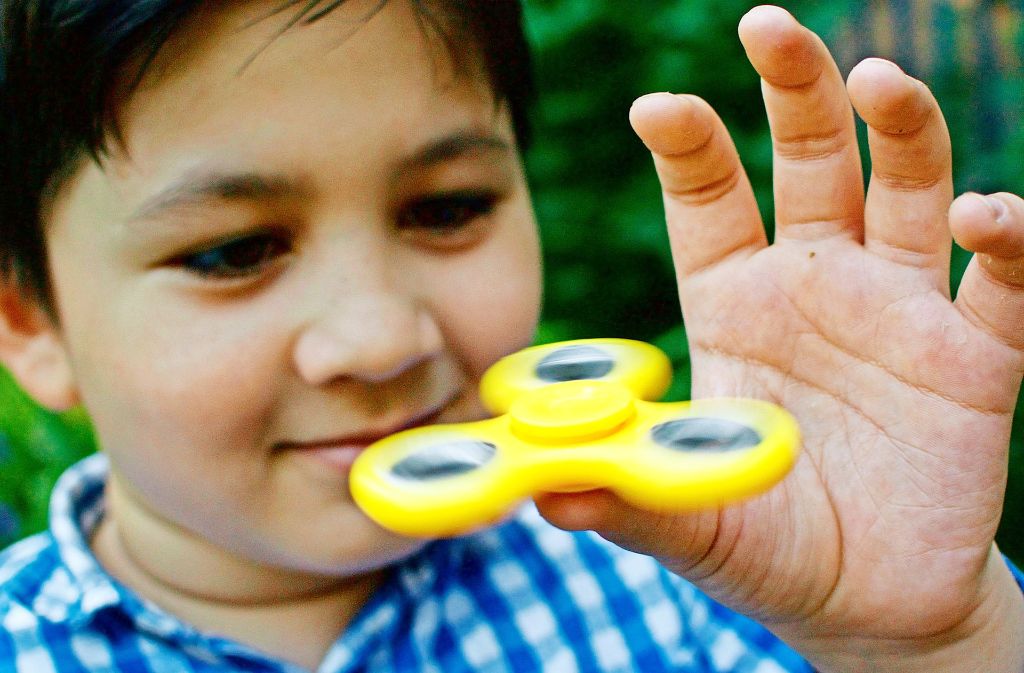 Wo und wann haben bekannte Spielzeugtrends ihren Urpsprung? Wir sind der Frage nachgegangen: Der Fidget Spinner wurde 1993 von der US-Amerikanerin Catherine Hettinger erfunden. Seit der Patentschutz 2005 erloschen ist, kann jeder die kleinen Handkreisel produzieren und verkaufen.