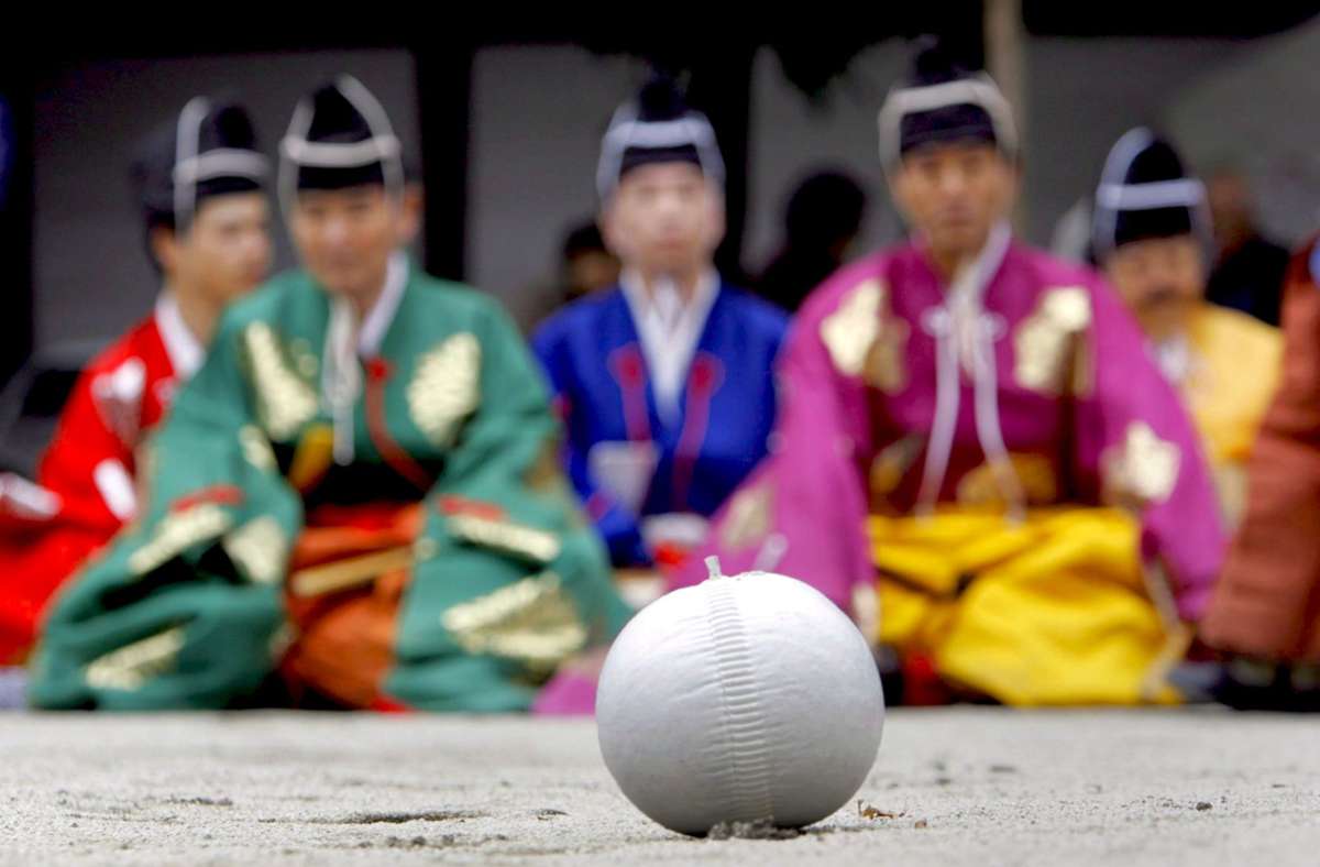 Um das sechste Jahrhundert nach Christus kam der Ballsport auch nach Japan.