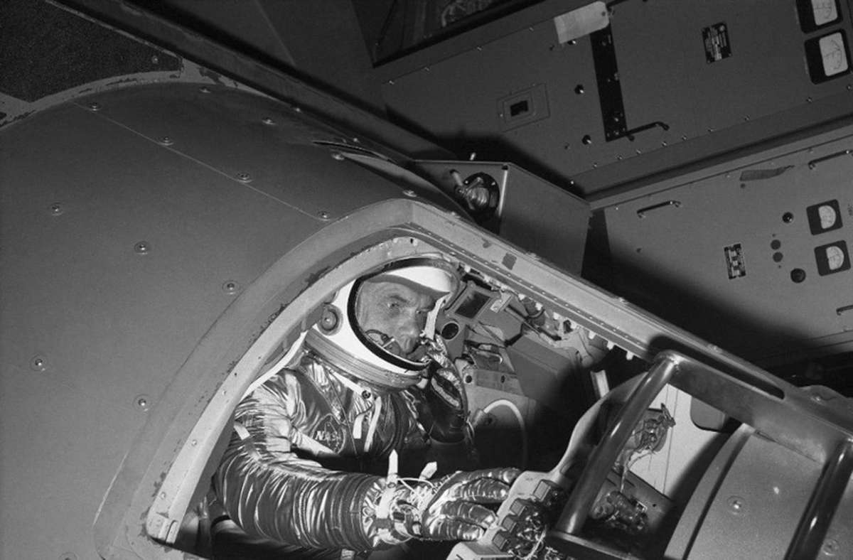 John Glenn zwängt sich in die enge Raumkapsel, die kaum größer ist als ein Sarg.