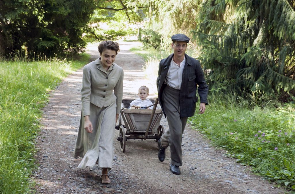 Paula Banholzer (Mala Emde) zieht mit Brecht (Tom Schilling) den gemeinsamen Sohn Frank in einem kleinen Wagen hinter sich her.