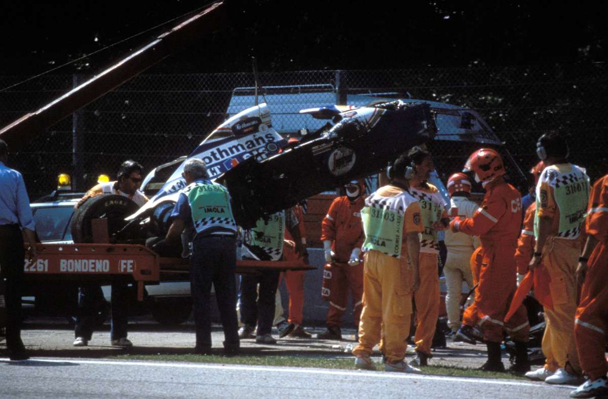 Am 1. Mai 1994 geschieht die Tragödie: Ayrton Senna verliert beim Großen Preis von San Marino wegen einer gebrochenen Lenksäule die Kontrolle über sein Auto und rast in eine Mauer. Der dreimalige Weltmeister stirbt an den Verletzungen. In mehreren Gerichtsverhandlungen kann keinem Williams-Mitarbeiter eine Schuld an dem Unglück nachgewiesen werden.