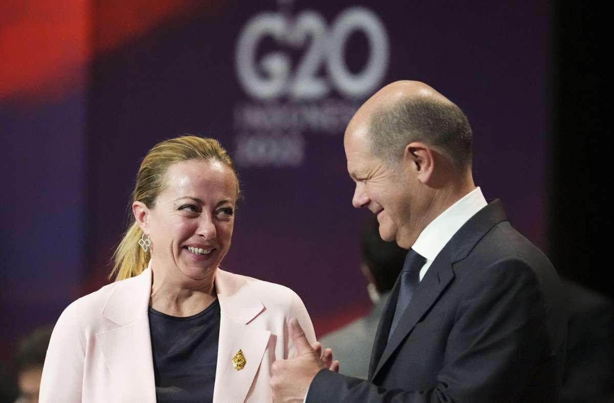 Die italienische Ministerpräsidentin Giorgia Meloni spricht mit dem deutschen Bundeskanzler Olaf Scholz, als sie zur zweiten Arbeitssitzung des G20-Gipfels eintreffen.