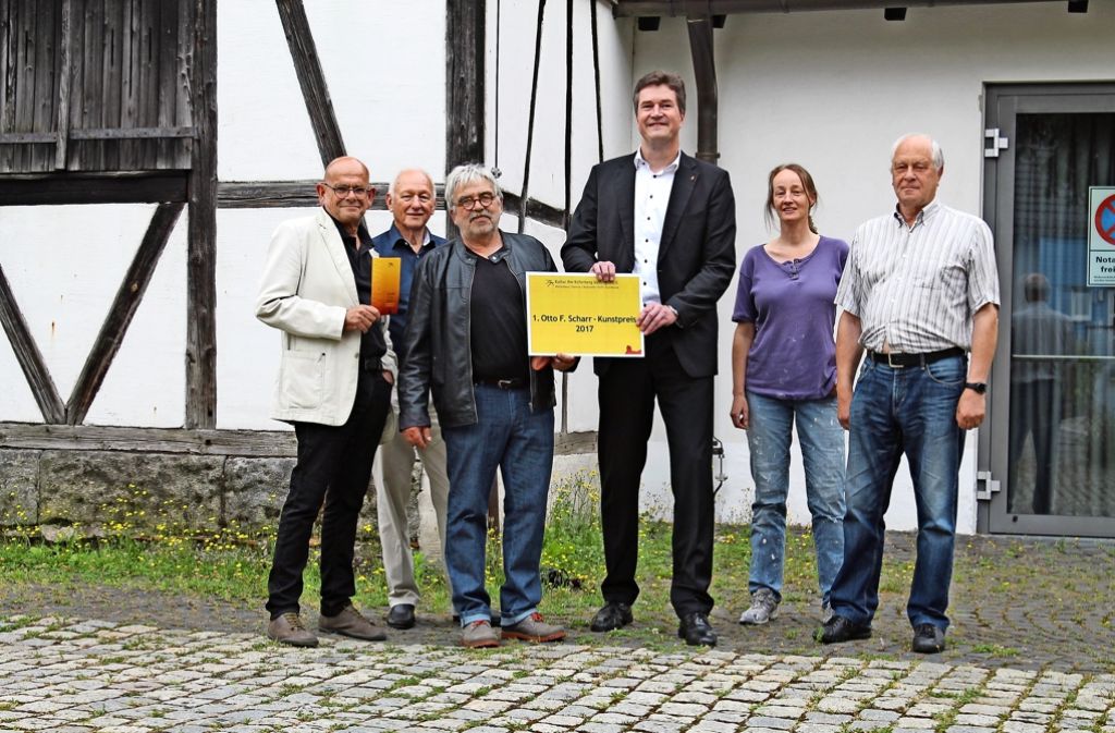 Rainer Scharr von der Otto-F.-Scharr-Stiftung (Dritter von rechts) und der Vorstand  von Kultur am  Kelterberg freuen sich über die Neuerung. Foto: Sabine Schwieder