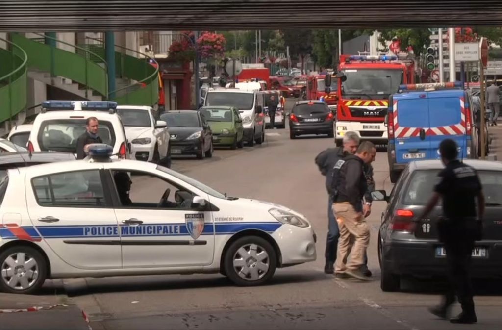 Nach einer Geiselnahme in einer Kirche in Nordfrankreich hat die Anti-Terror-Abteilung der Pariser Staatsanwaltschaft die Ermittlungen übernommen. Foto: AP