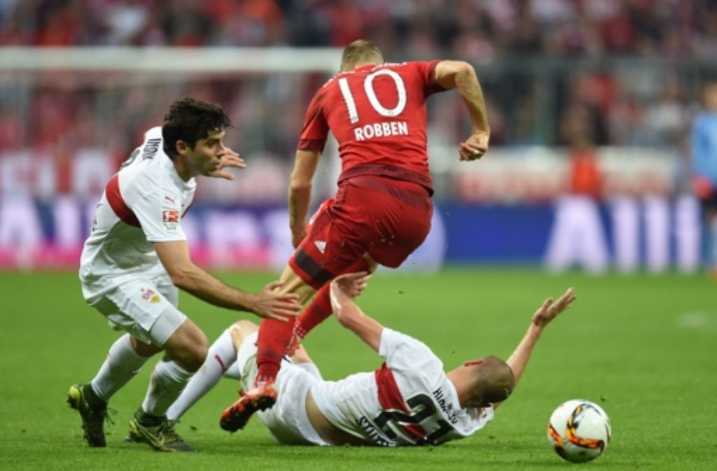 Auch die schwäbische Hürde haben die Bayern leicht genommen. Hier versuchen Emiliano Insúa (links) und Adam Hlousek den Münchner Arjen Robben zu bremsen. Foto: AFP