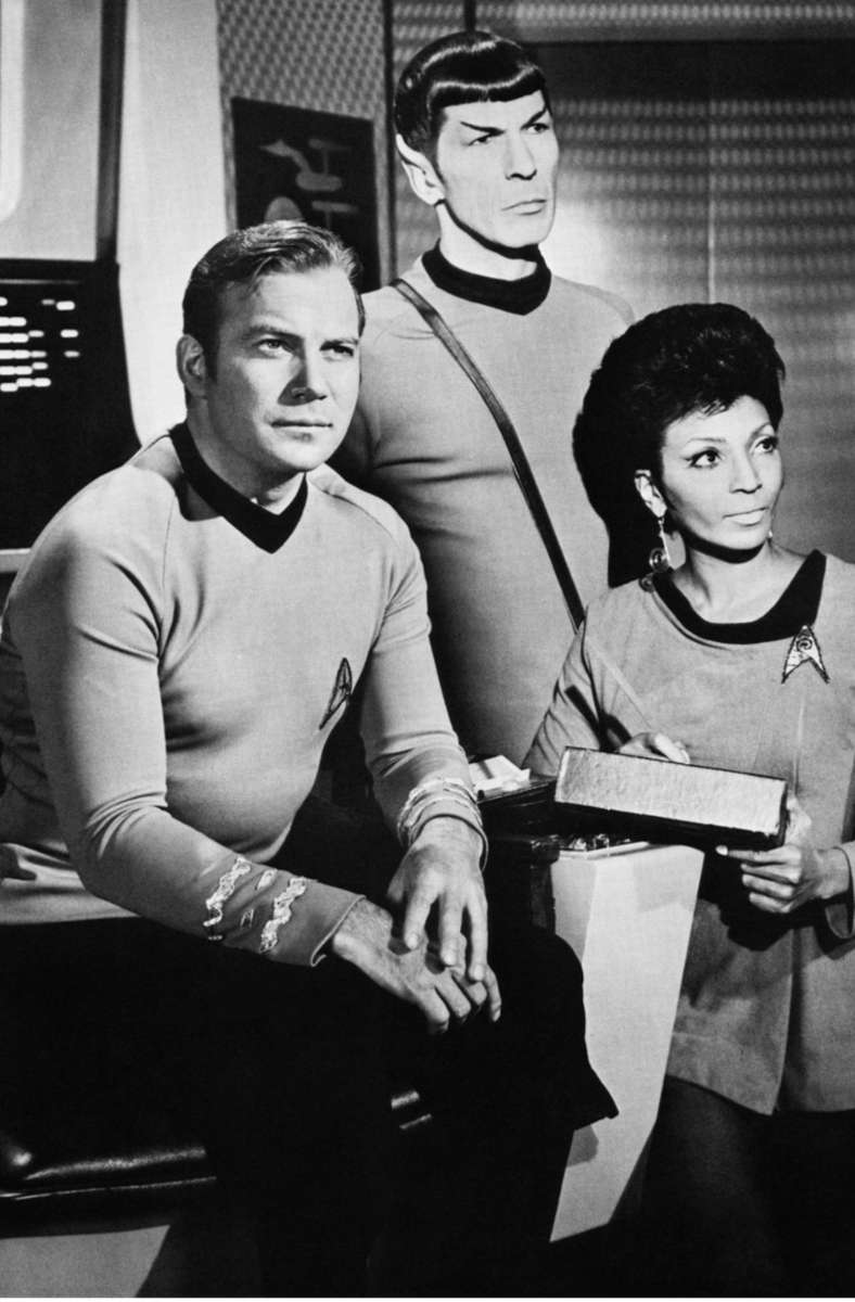 Nichols schrieb Fernsehgeschichte: Der Kuss der Schauspielerin mit William Shantner alias Captain Kirk im Jahr 1968 gilt weithin als Erster zwischen einer Schwarzen und einem Weißen in der US-Fernsehgeschichte.